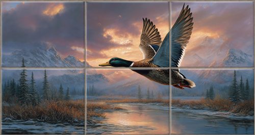 Repülő vadkacsát ábrázoló dekorcsempe hegyvidéki tájjal