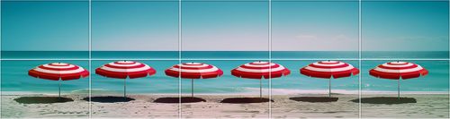 Csíkos napernyők a tengerparton mozaik csempe