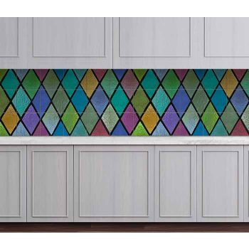 Színes rombuszmintás ólomüveg hatású dekorcsempe konyhában