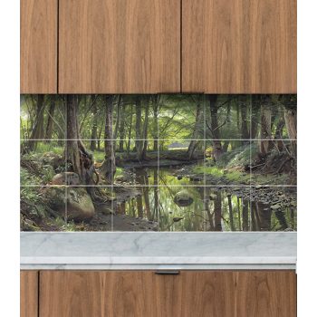 Kerámia csempekép erdei patakkal, fákkal és kövekkel