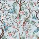 Chinoiserie stílusú csempekép barna faágakkal, rózsaszín és kék virágokkal, és világoskék háttéren ülő madarakkal