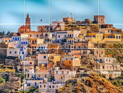 Mediterrán városkép Karpathos szigetén templomtoronnyal és színes házakkal