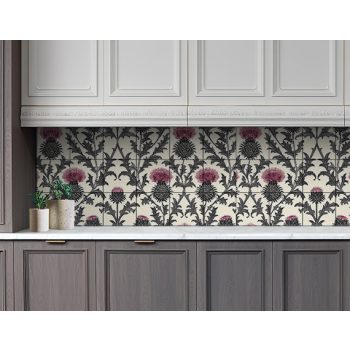 Bogáncs virágokat és tüskés leveleket ábrázoló klasszikus stílusú csempekép