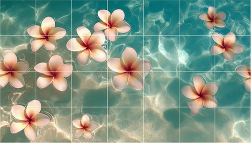 Plumeria virágok lebegnek áttetsző türkizkék víz felszínén napsütéses fényjátékkal – egzotikus mozaik dekorcsempe