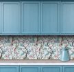 Chinoiserie stílusú csempekép barna faágakkal, rózsaszín és kék virágokkal, és világoskék háttéren ülő madarakkal