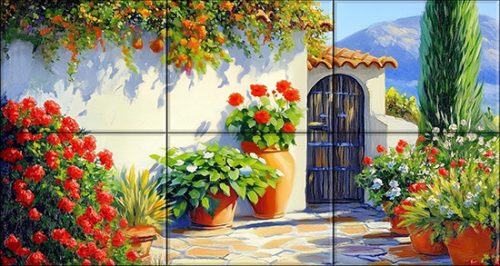 Fali csempe mediterrán udvarral, virágos cserepekkel, fehér falakkal és fa kapuval