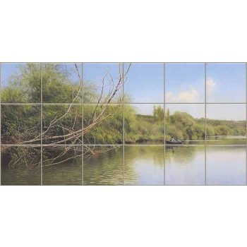 Folyóparti táj csónakkal dekorcsempe zöld növényzettel és kék éggel Folyóparti táj csónakkal dekorcsempe zöld növényzettel és kék éggel