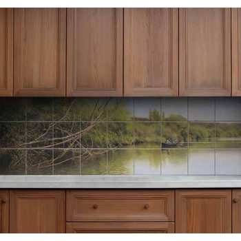 Folyóparti táj csónakkal dekorcsempe zöld növényzettel és kék éggel