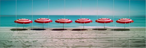 Csíkos napernyők a tengerparton mozaik csempe