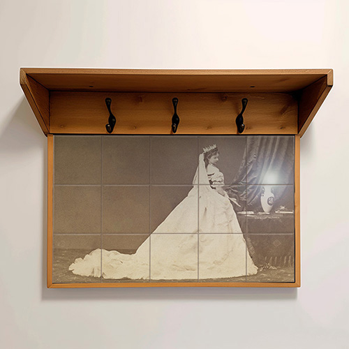 csempézett ruhafogas